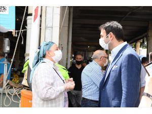 Beşiktaş Belediye Başkanı Rıza Akpolat semt pazarında incelemelerde bulundu