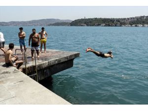 İstanbullu gençler Boğaz'ın sularında serinledi