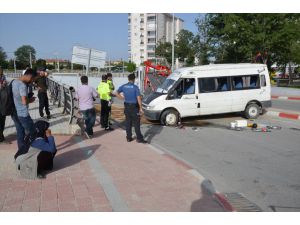 Karaman'da tarım işçilerini taşıyan minibüs devrildi: 4 yaralı
