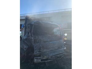 Manisa'da tıra çarpan kamyon yandı