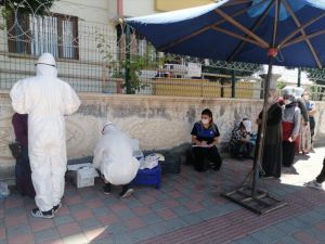 Diyarbakır'da semt pazarında çalışan kadınlara Kovid-19 testi