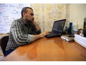 Iraklı öğretmen, ders videoları hazırlayarak Kovid-19 günlerinde öğrencilerine destek oluyor