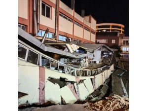 İzmir'de istinat duvarı çöktü, yaralanan olmadı