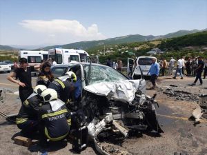 Bingöl'de otomobil ile hafif ticari araç çarpıştı: 1 ölü, 4 yaralı