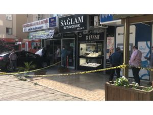 Kuyumcu, dükkanına giren gaspçıyı yakalayıp polise teslim etti