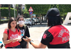 Adana'da polis sosyal mesafe uyarısında bulunarak maske dağıttı