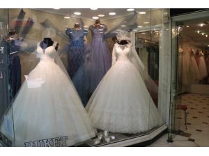 Tarihi Kemeraltı Çarşısı'nda "düğün" sevinci