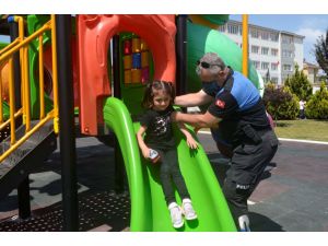 Amasya'da polisler, parkta çocuklarla birlikte oyun oynadı
