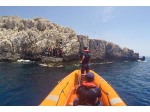Antalya'da adada mahsur kalan 8 sığınmacı kurtarıldı