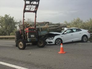 Kırıkkale'de otomobil traktörün römorkuna çarptı: 2 yaralı