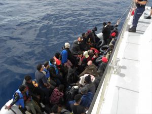 İzmir'de Türk karasularına geri itilen 42 sığınmacı kurtarıldı