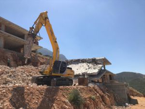 Antalya'da kaçak yapıların yıkımına devam ediliyor