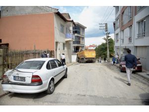 Eskişehir'de hafriyat yüklü kamyon park halindeki otomobillere çarpıp garaja zarar verdi