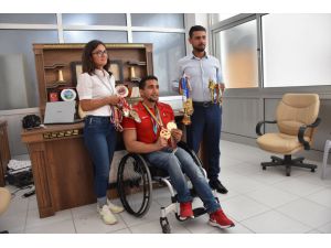 Adana'da engelli milli sporcuya tekerlekli sandalye hediyesi