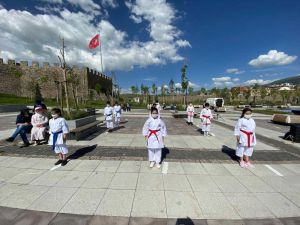 Erzurumlu sporcular "Spor Her Yerde" diyerek gösteri yaptı