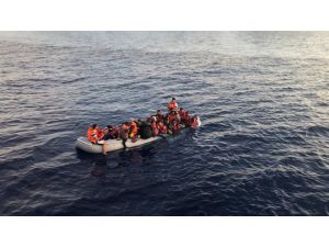 Çanakkale açıklarında Türk kara sularına geri itilen 93 sığınmacı kurtarıldı
