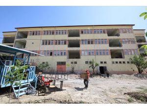 Depremde zarar gören okul binasında güçlendirme çalışması