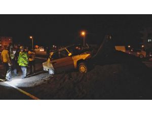 Aksaray'da otomobil kum yığınına çarptı: 1 ölü, 3 yaralı