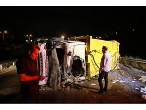 İstanbul'da devrilen çöp kamyonunun sürücüsü yaralandı