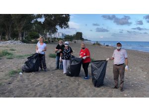 Mersin'de vatandaşlar belediye çalışanlarıyla sahili temizledi