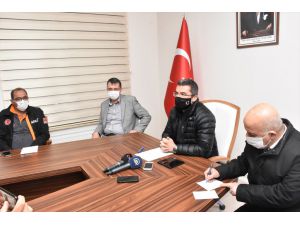 Erzurum Valisi Memiş, Bingöl depreminden etkilenen Çat ilçesini ziyaret etti: