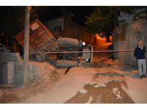 Gaziantep'te saman yüklü traktör devrildi, sürücü ağır yaralandı