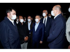 Cumhurbaşkanı Yardımcısı Oktay, Bingöl'deki depremzedeleri ziyaret etti