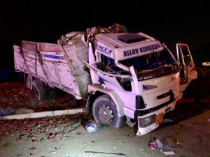 Hatay'da kamyon ile otomobil çarpıştı: 2 yaralı