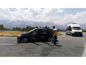 Erzincan'da iki otomobil çarpıştı: 10 yaralı