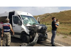 Siirt'te yolcu minibüsü kamyona çarptı: 7 yaralı