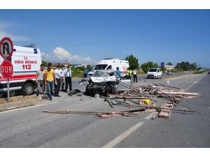 Antalya'da otomobiliyle iskele demiri yüklü kamyonete çarpan sürücü yaralandı