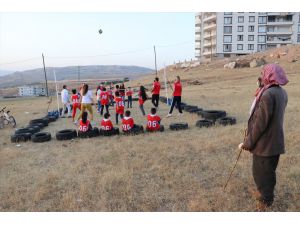 TVF, lastiklerden yaptıkları sahada voleybol oynayan Siirtli çocukları sevindirdi