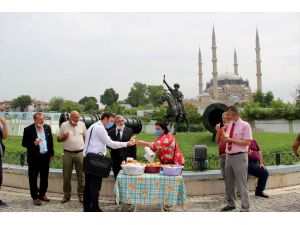 Edirne'de 9. Cumhurbaşkanı Demirel'in anısına lokma dağıtıldı