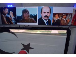 Yeşilçam sanatçılarının fotoğraflarıyla donatılmış minibüs ilgi görüyor