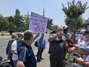 İSPARK'tan çıkartılan işçiler İBB önünde basın açıklaması yaptı