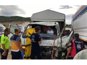 Burdur'da kaza yapan kamyonette sıkışan 2 yaralıyı itfaiye kurtardı