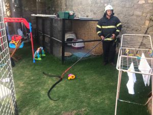 Muğla'da evin bahçesinde yakalanan yılan doğaya bırakıldı