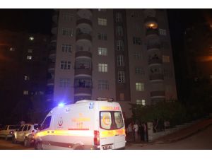 Adana'da bir çiftin bıçaklı kavgasında kadın yaralanırken bileği kesilen kocası öldü