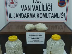 Van'da peynir bidonları içerisine gizlenmiş 2 kilogram sentetik uyuşturucu yakalandı