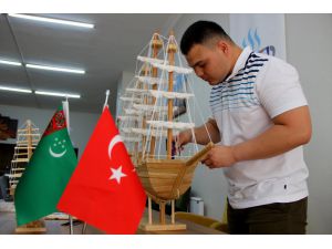 Türkmen öğrenci yaptığı maket gemilerle eğitim masraflarını karşılıyor