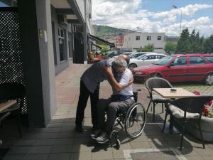 Bosna'daki savaşta hayatını kurtaran adamla 25 yıl sonra ilk kez kucaklaştı