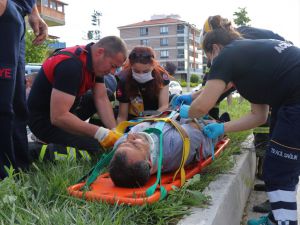 Burdur'da otomobil refüje çarptı: 3 yaralı