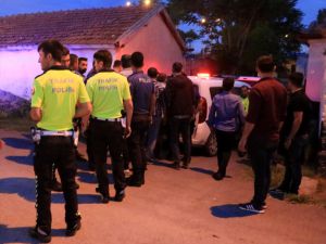 Aksaray'da polisin "Dur" ihtarına uymayan otomobil sürücüsünün çarptığı bekçi yaralandı