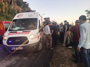 Karabük'te uçuruma yuvarlanan otomobilin sürücüsü ağır yaralandı