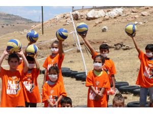 PTT, Eczacıbaşı ve İVK'den lastikten sahada voleybol oynayan çocuklara hediye