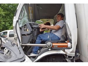 Manisa'da tıra çarpan kamyonetin sürücüsü yaralandı