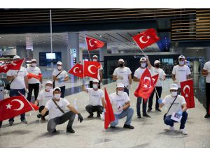 Türk işçiler, özel uçakla Malta'ya çalışmaya gitti