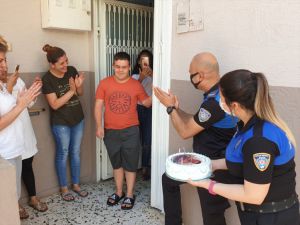Adana'da polisten down sendromlu kişiye sürpriz doğum günü kutlaması