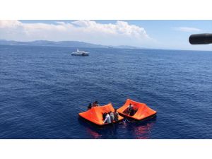 İzmir'de Yunan güvenlik güçlerince Türk kara sularına bırakılan 36 düzensiz göçmen kurtarıldı