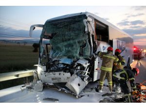 GÜNCELLEME - Uşak'ta yolcu otobüsü ile kamyon çarpıştı: 2 ölü, 18 yaralı